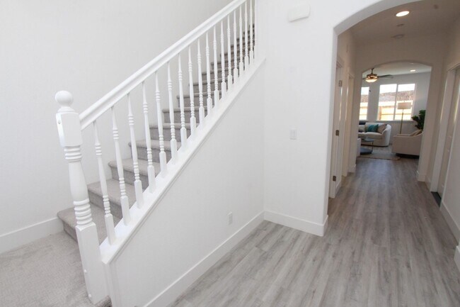 Building Photo - Gorgeous New Build 3 bedroom 2.5 bathroom home in Santana Ranch Available NOW!!