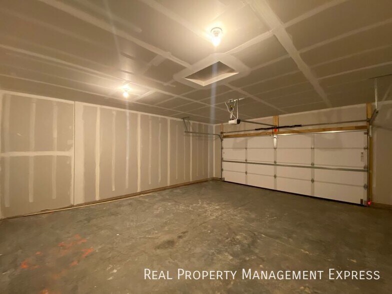 Building Photo - 3 Bed 2.5 Bath Townhome