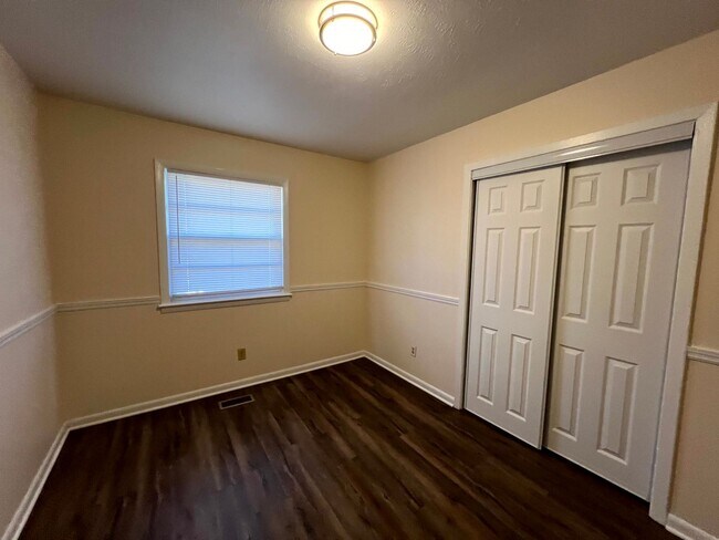 Building Photo - 944 Lark Dr