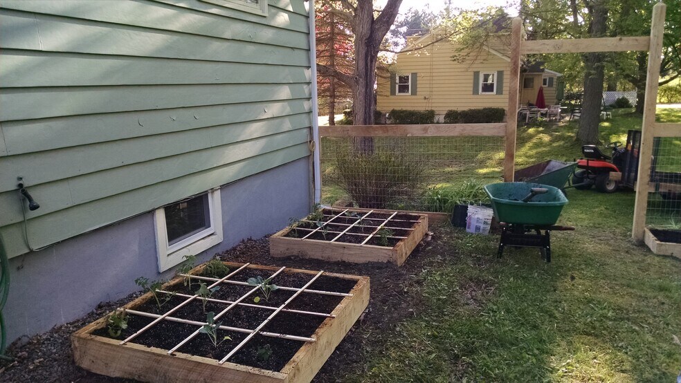 vegetable garden - 419 E King Rd
