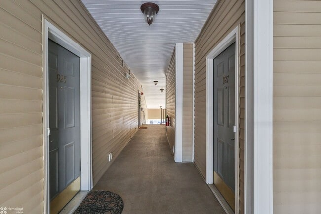 Building Photo - Bright, spacious 2-bedroom / 2-bath condo available now!