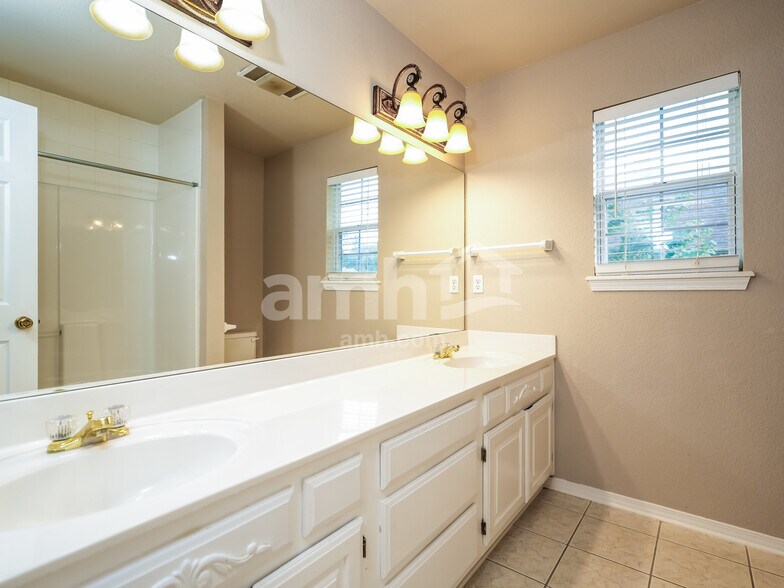 Building Photo - 513 N Sweet Gum Ave