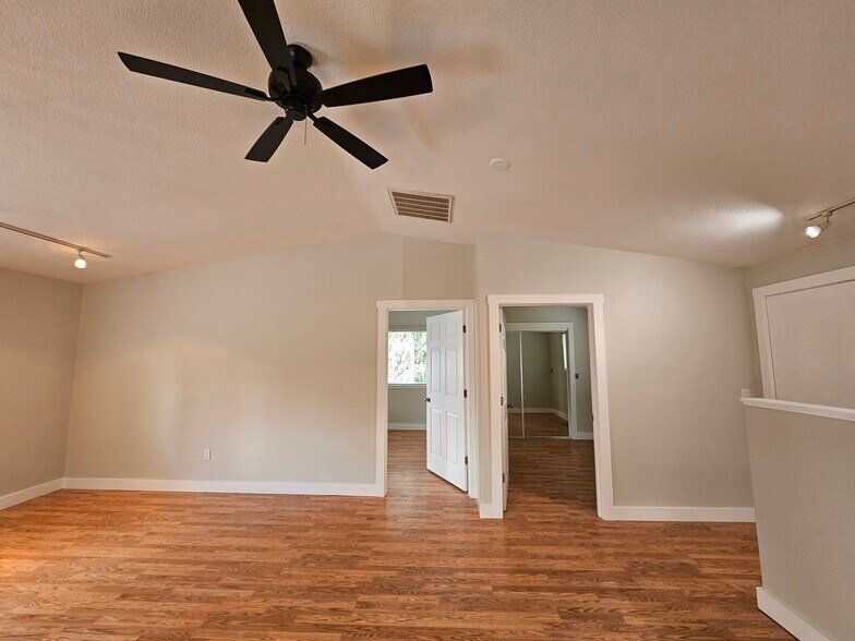 living space / 2 bedrooms 2nd floor - 13235 SE Oatfield Rd