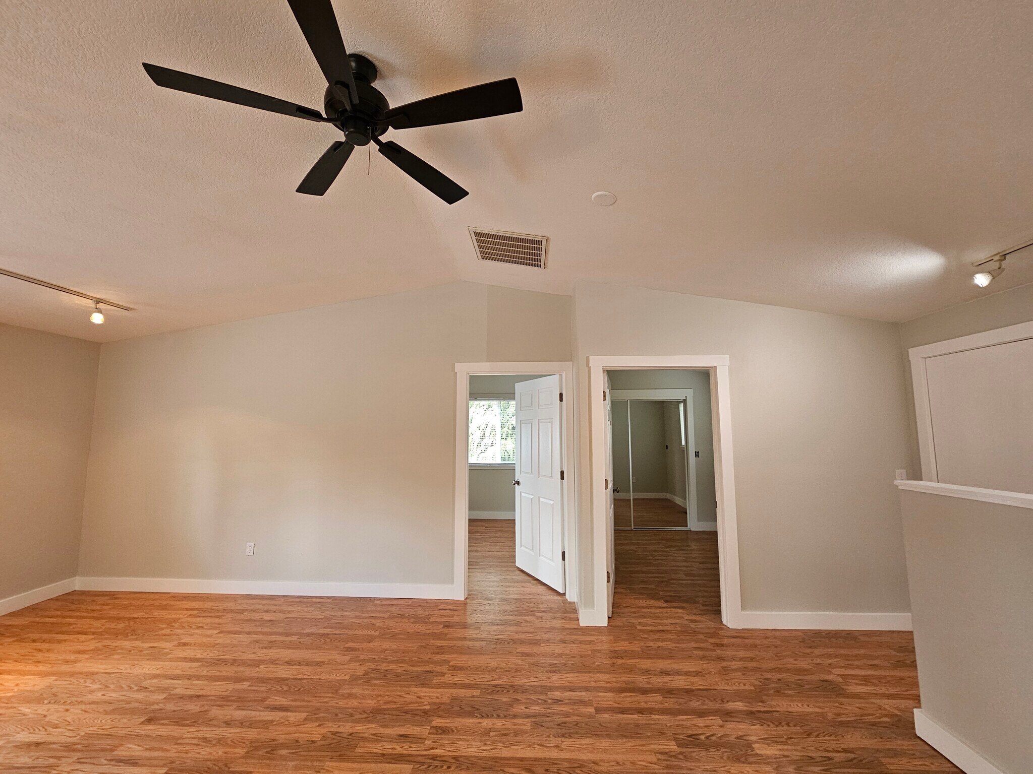 living space / 2 bedrooms 2nd floor - 13235 SE Oatfield Rd
