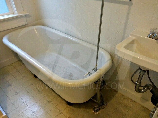 Building Photo - 930-936 Chestnut St