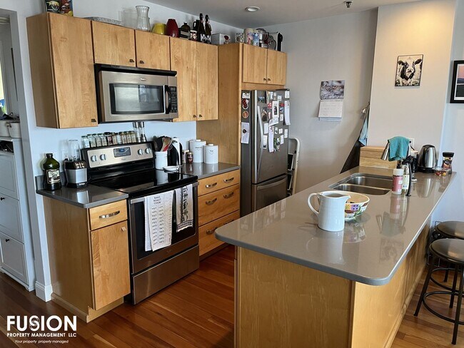 Building Photo - STUNNING LAKE VIEWS - Modern 2BR/2BA Corner Unit in The Vermont House