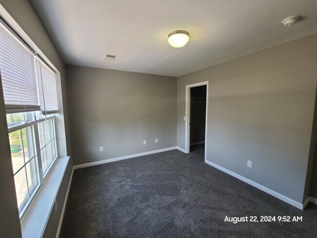 Building Photo - 370 Viewpoint Way
