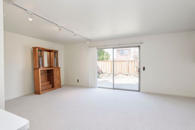 Building Photo - 4 Bed / 3 Bath Foster City home with great...