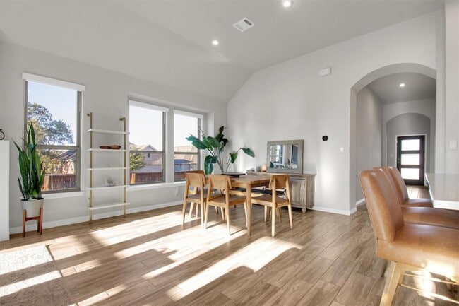 Building Photo - 104 Pin Cherry Pass