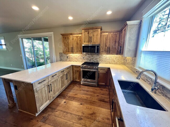Building Photo - 4 BR - 2.5 BA Luxury Golf Course Living on...