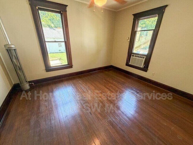 Building Photo - 839 S Broadway Ave