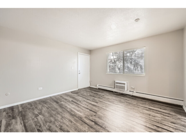 Building Photo - Comfortable 2 bed 1 bath Condo Near Sloans...