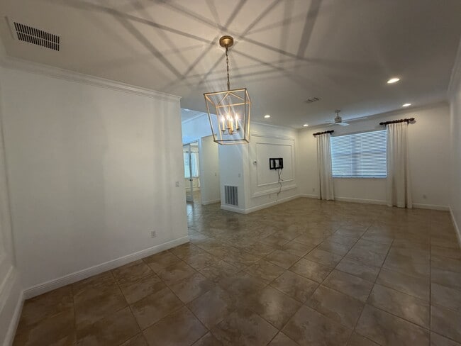 Building Photo - 11908 SW Crestwood Cir