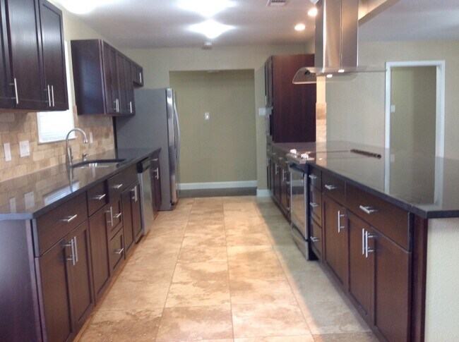 Building Photo - Gorgeous Remodel - North Austin Home!
