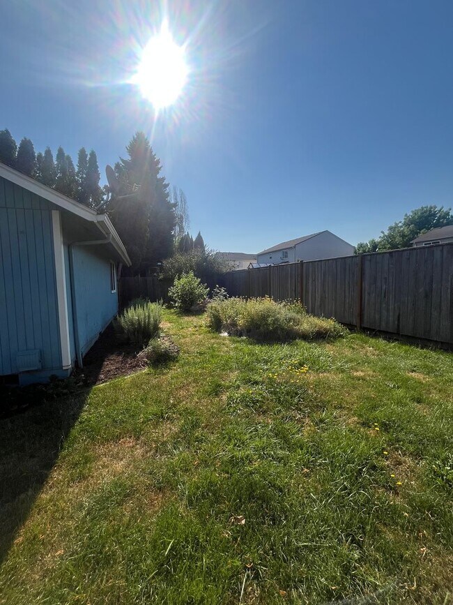 Building Photo - 3-Bedroom 2-Bathroom Single family home in...