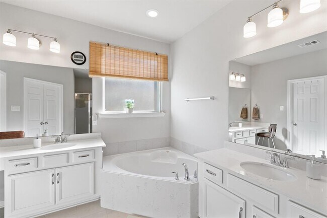 Building Photo - 515 Round Lake Dr