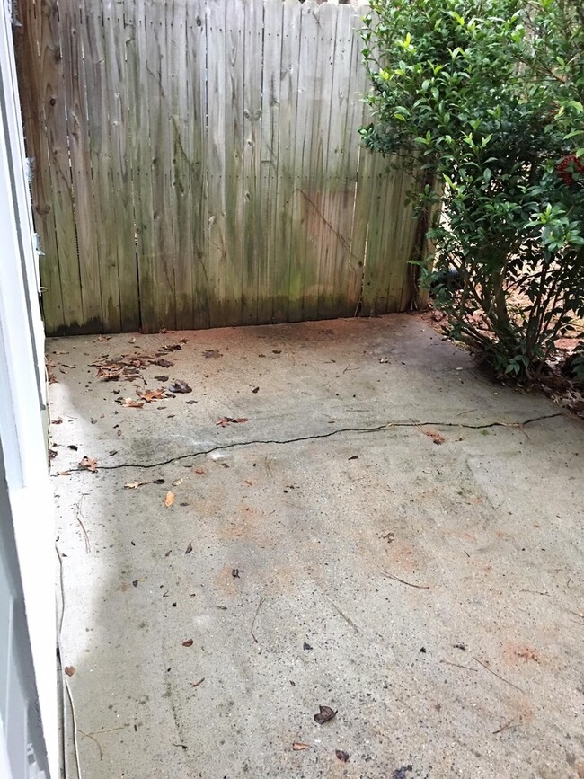 Building Photo - Beautifully Updated Townhome in the Heart ...