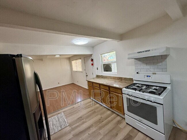 Building Photo - 335 Denslowe Dr