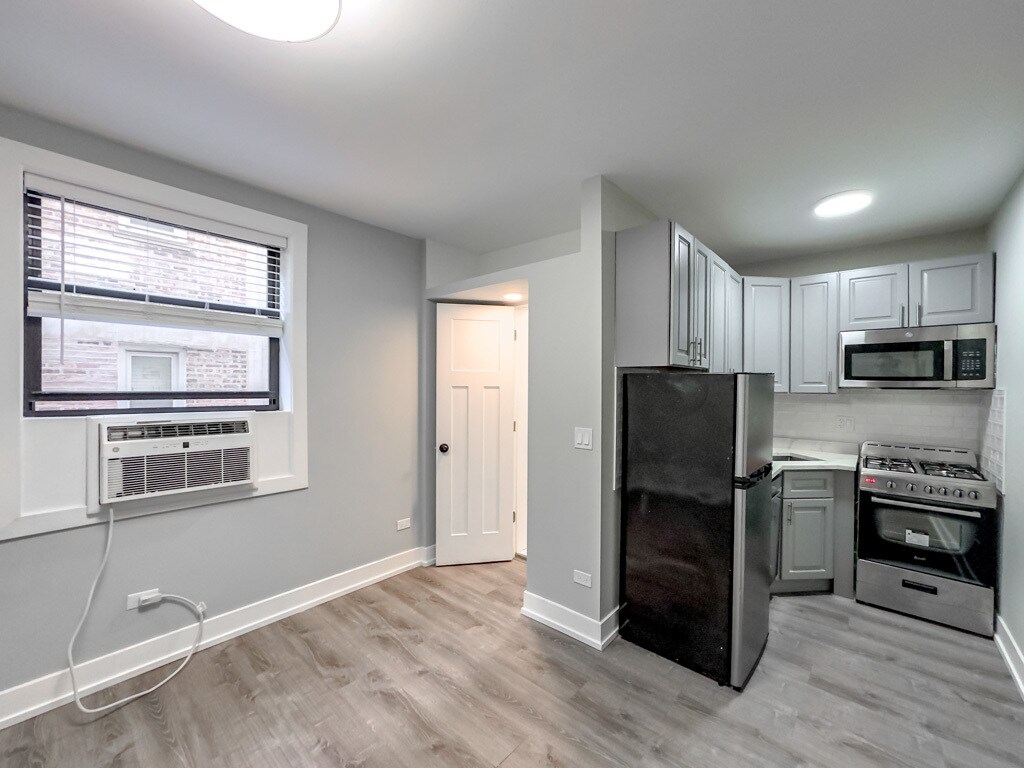 Building Photo - 545 W Belmont Ave