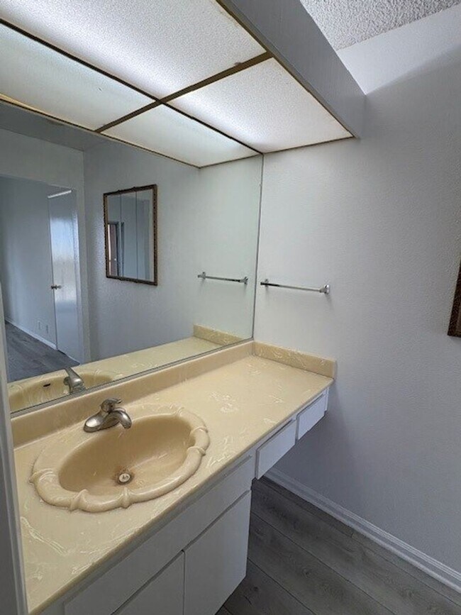 Building Photo - Three minutes from the beach!