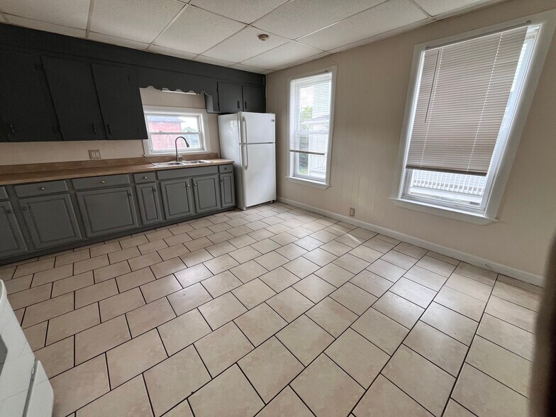 Building Photo - 271 Elm St