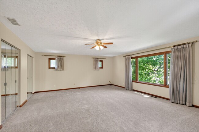 Building Photo - 4 Bedroom Near Butler University!