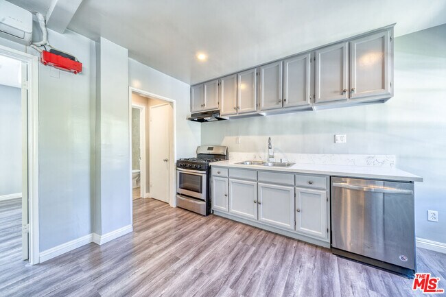 Building Photo - 1112 Ocean Park Blvd