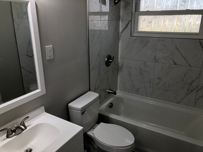 Building Photo - 2207 Whitney Pl