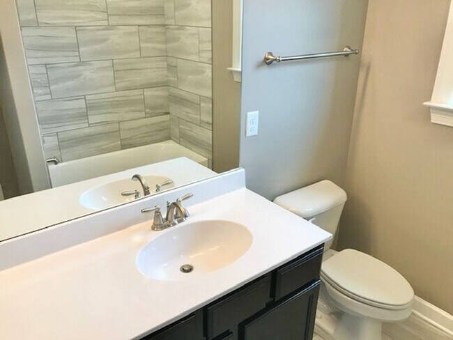 Building Photo - 5 Bedroom 3 Bath Home Availalbe In Oakland