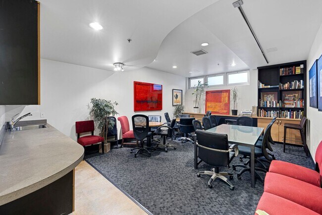 Building Photo - 2Bd/1.75Ba Seattle Condo