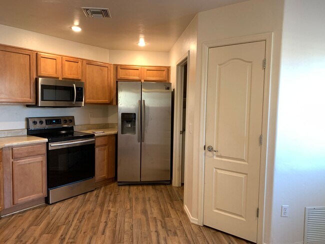 Building Photo - 3Bdm 2Ba Home, Popular Location, Available...