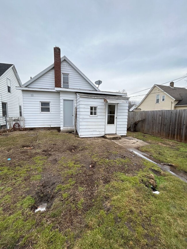 Building Photo - Charming 3-Bedroom, 1-Bathroom Home in Mis...