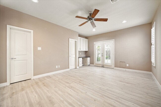 Building Photo - 5217 Lillian St