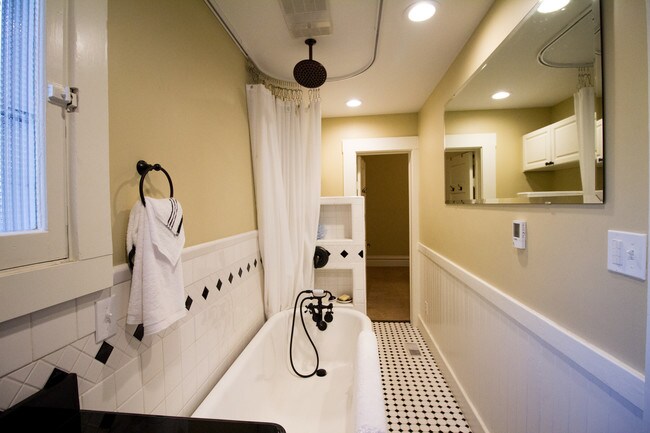 Building Photo - 1321 E Isaacs Ave