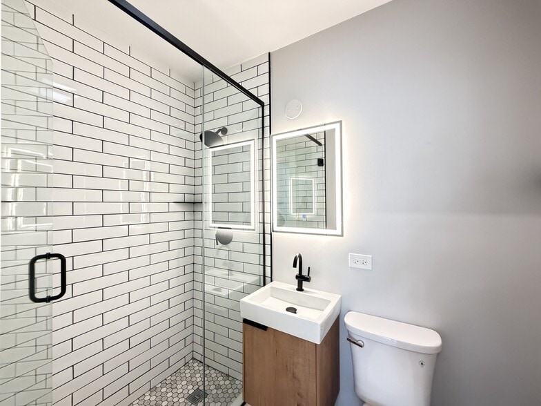 Building Photo - 5452 N Paulina St