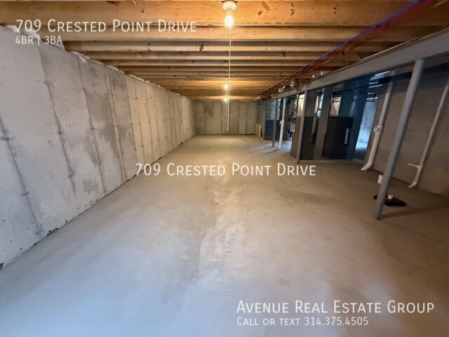 Building Photo - 709 Crested Pt Dr