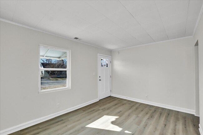 Building Photo - 327 Alger Ave