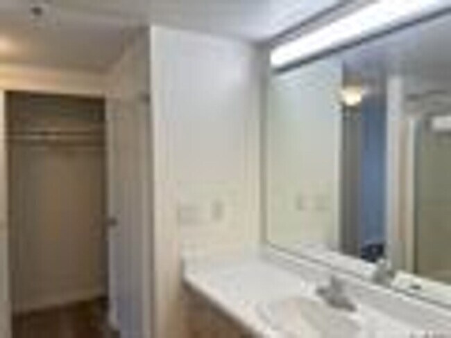 Building Photo - Ground Floor Condo in the heart of Hillcrest