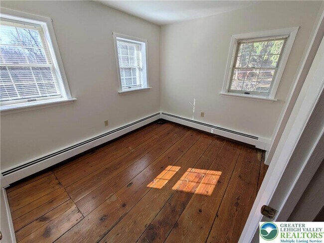 Building Photo - 3470 Rhododendron Dr