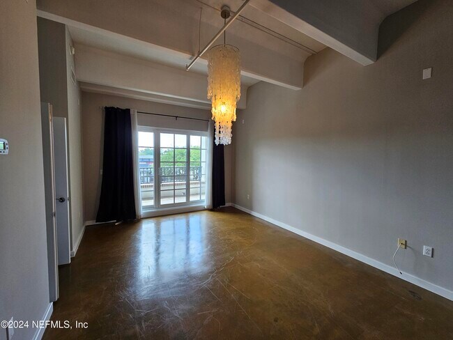 Building Photo - 1661 Riverside Ave
