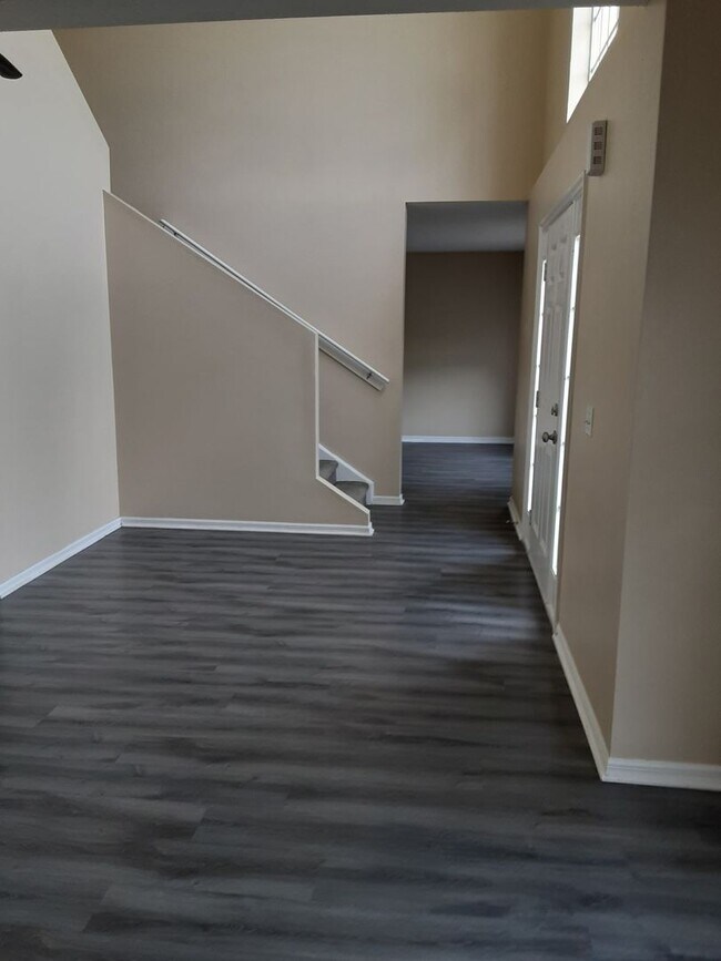 Building Photo - Beautiful 4 Bedroom