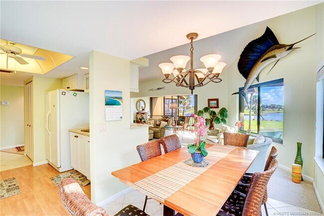 Building Photo - 233 NE Edgewater Dr