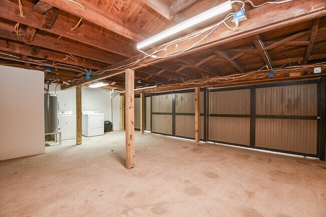 Building Photo - 1525 Studewood St