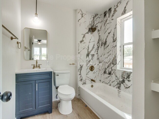 Building Photo - 814 W Hill St