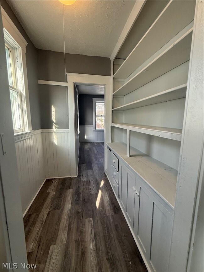 Building Photo - 10527 Earle Ave