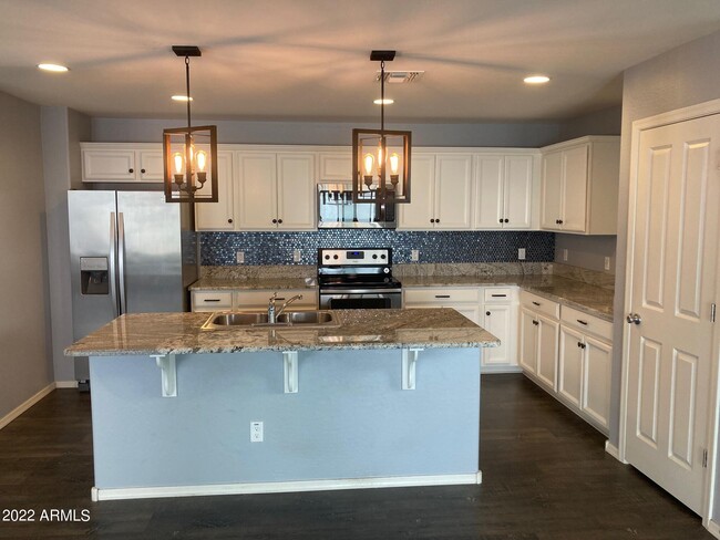 Building Photo - 843 S Swallow Ln