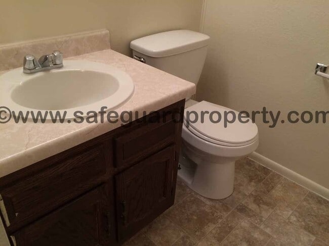 Building Photo - Spacious 3 Bedroom Townhome