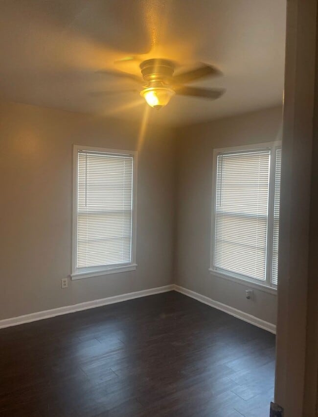 Building Photo - 3 bed 1 bath 1 car garage- READY NOW!