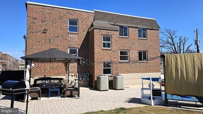 Building Photo - 2806 Ryerson Pl