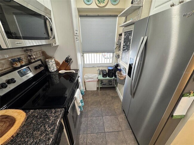 Building Photo - 1400 Tarpon Center Dr